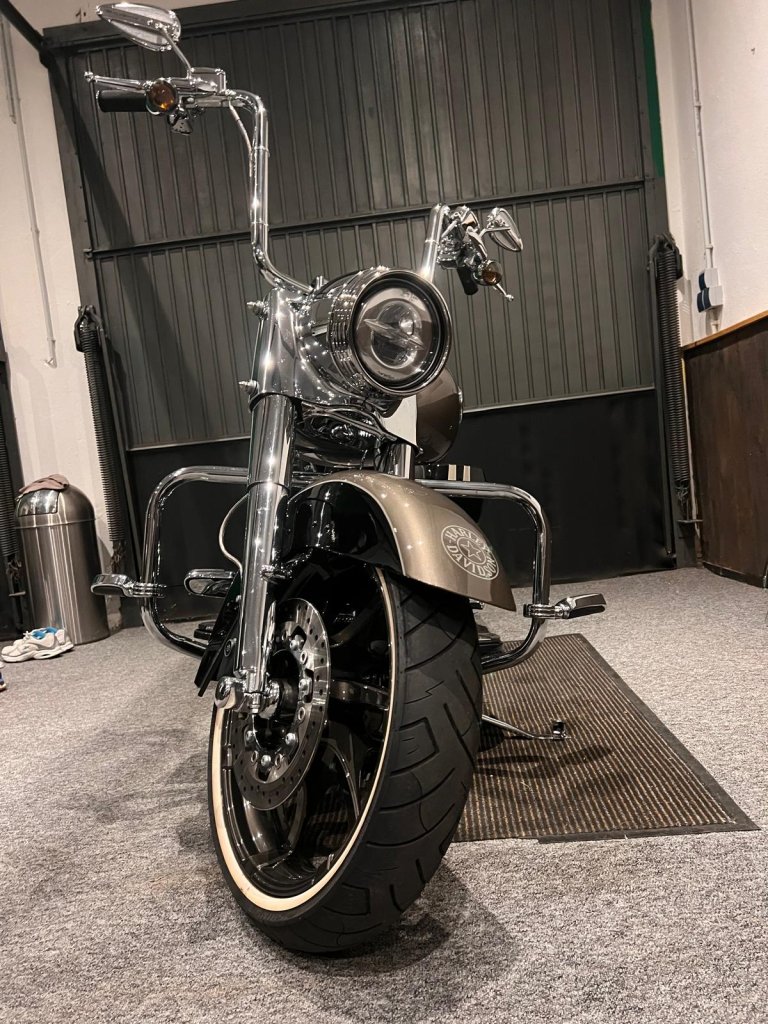 HARLEY-DAVIDSON Road King