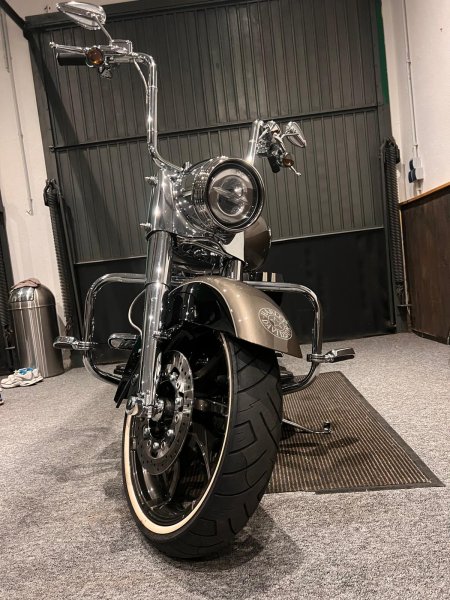 HARLEY-DAVIDSON Road King