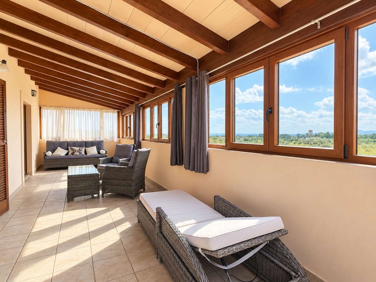 Haus mit Pool, großen Terrassen und Bergblick in Lloseta