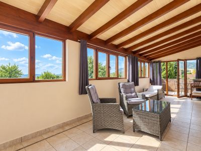 Haus mit Pool, großen Terrassen und Bergblick in Lloseta