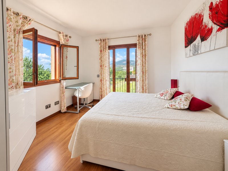 Haus mit Pool, großen Terrassen und Bergblick in Lloseta