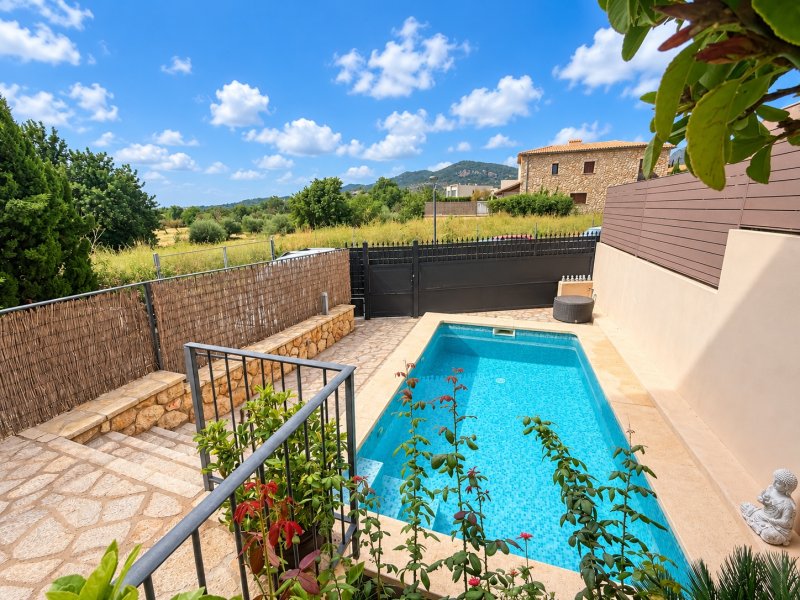 Haus mit Pool, großen Terrassen und Bergblick in Lloseta