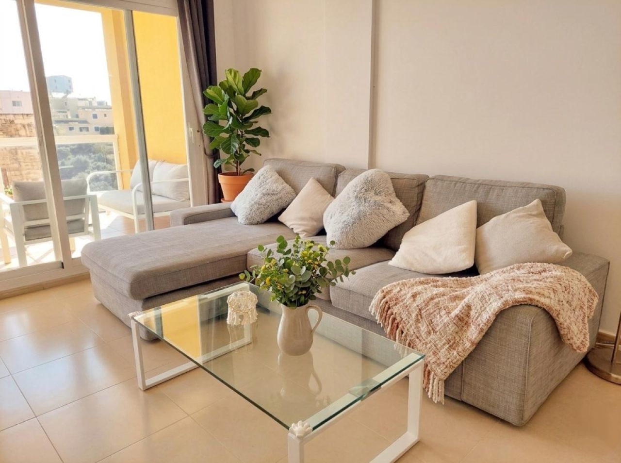 Bright, very nice apartment with communal pool