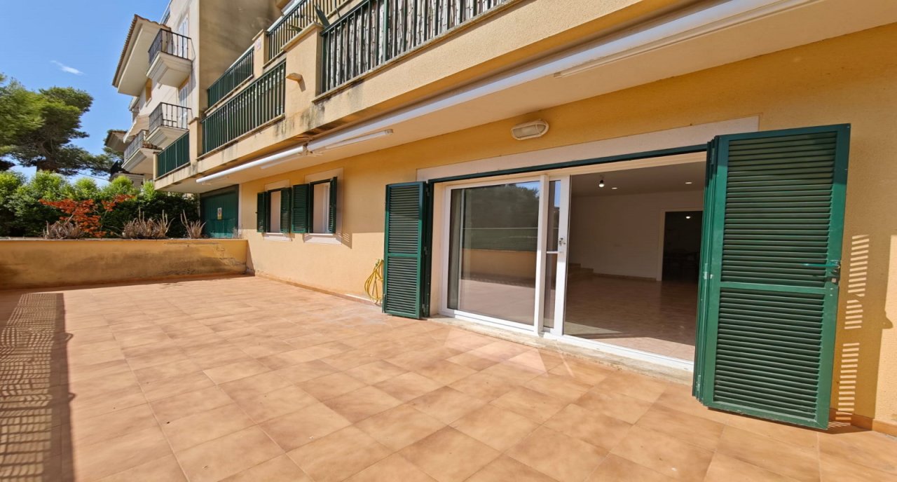 Luminoso y espacioso apartamento con terraza y patio en Porto Christo -- AP 113 KN