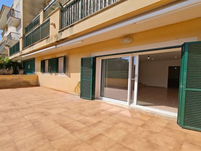 Luminoso y espacioso apartamento con terraza y patio en Porto Christo -- AP 113 KN