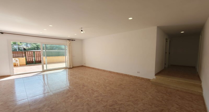 Luminoso y espacioso apartamento con terraza y patio en Porto Christo -- AP 113 KN