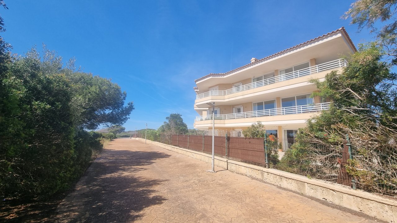 Helles und unmöbliertes AP mit Gemeinschaftspool in 1. Linie der Küste von Portocolom