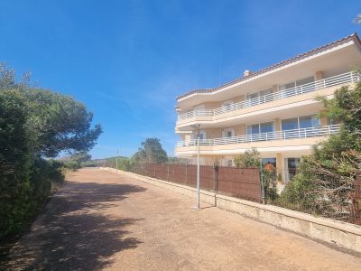 Helles und unmöbliertes AP mit Gemeinschaftspool in 1. Linie der Küste von Portocolom