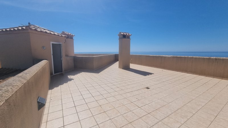 Helles und unmöbliertes AP mit Gemeinschaftspool in 1. Linie der Küste von Portocolom