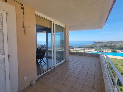 Helles und unmöbliertes AP mit Gemeinschaftspool in 1. Linie der Küste von Portocolom