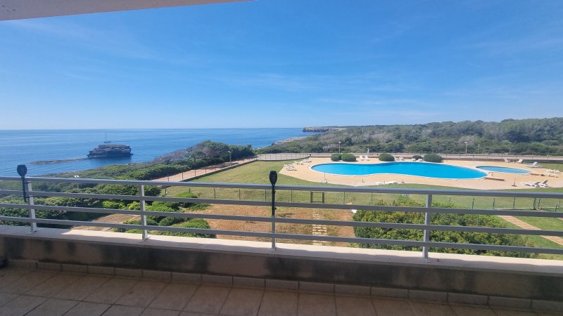 Helles und unmöbliertes AP mit Gemeinschaftspool in 1. Linie der Küste von Portocolom