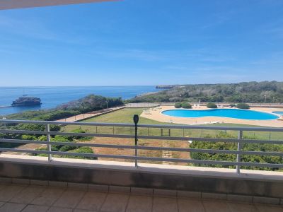 Helles und unmöbliertes AP mit Gemeinschaftspool in 1. Linie der Küste von Portocolom
