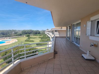 Helles und unmöbliertes AP mit Gemeinschaftspool in 1. Linie der Küste von Portocolom