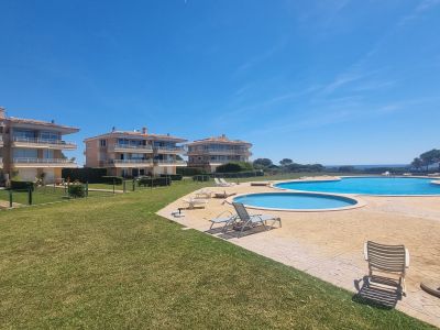 Helles und unmöbliertes AP mit Gemeinschaftspool in 1. Linie der Küste von Portocolom
