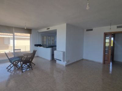 Helles und unmöbliertes AP mit Gemeinschaftspool in 1. Linie der Küste von Portocolom