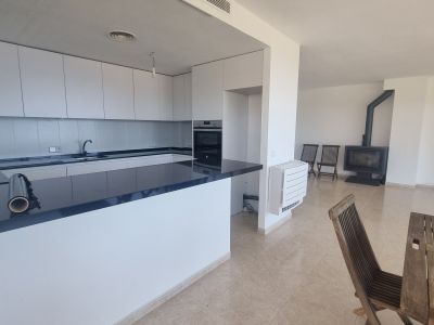 Helles und unmöbliertes AP mit Gemeinschaftspool in 1. Linie der Küste von Portocolom
