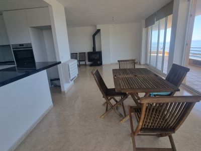Helles und unmöbliertes AP mit Gemeinschaftspool in 1. Linie der Küste von Portocolom