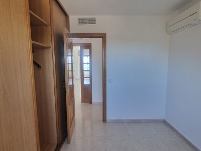 Helles und unmöbliertes AP mit Gemeinschaftspool in 1. Linie der Küste von Portocolom