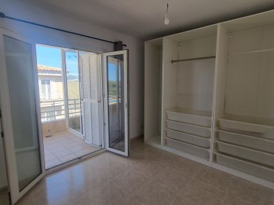 Helles und unmöbliertes AP mit Gemeinschaftspool in 1. Linie der Küste von Portocolom