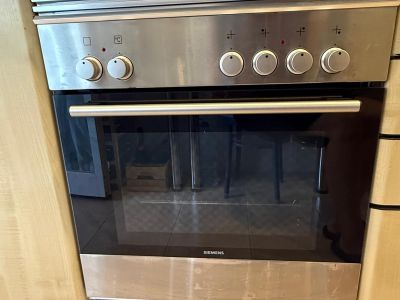 Herd mit Backofen und Abzugshaube