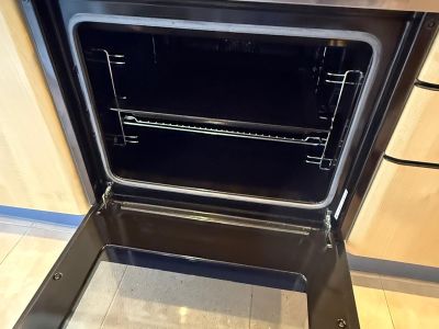 Herd mit Backofen und Abzugshaube