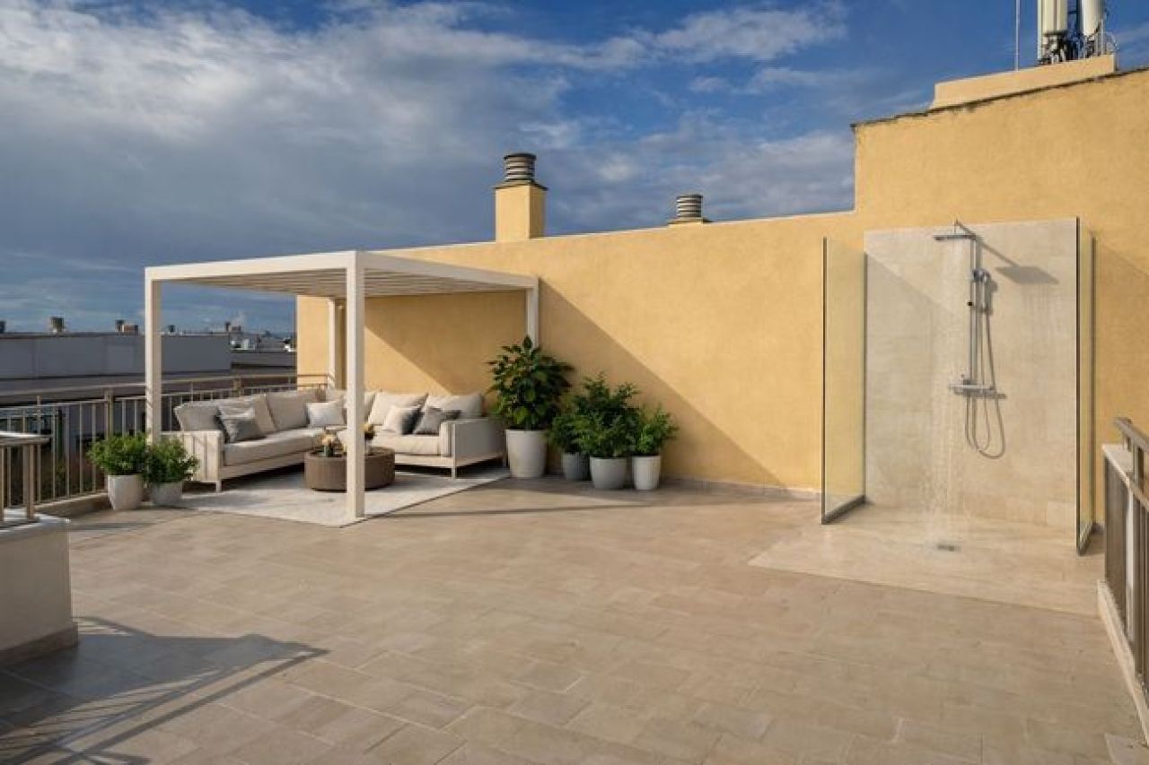 Delightful newly renovated penthouse with sea view in Molinar