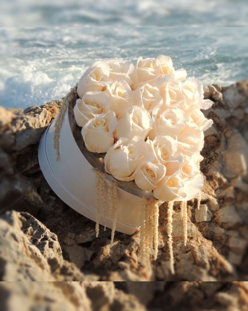 Herzbox mit weißen Papierrosen