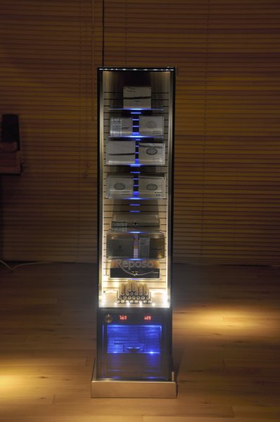 High End Humidor Glasschrank. Handmade in Germany