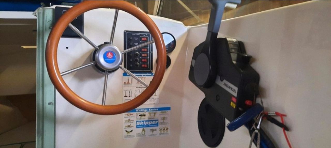 Hille 560 Cabin Boat