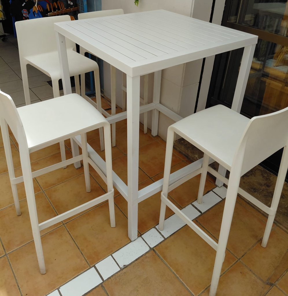High table with 4 stools
