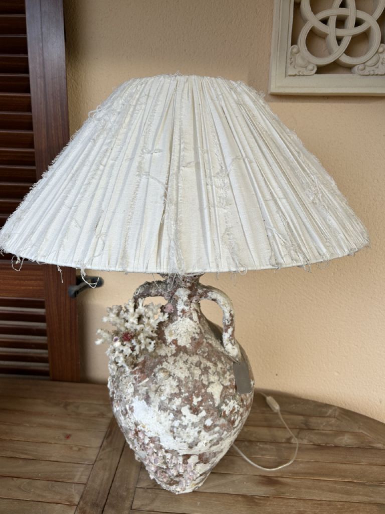 Lámpara de diseño de alta calidad, casi nueva.