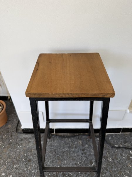 Hochwertiger Barhocker aus Metall