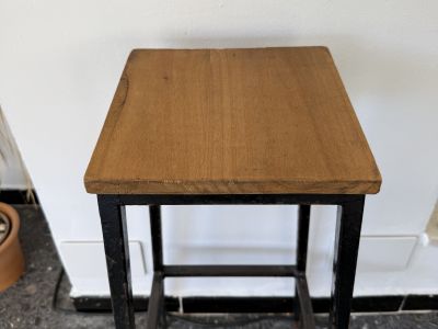 Hochwertiger Barhocker aus Metall