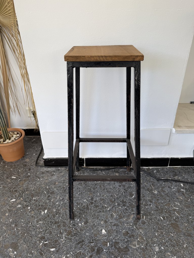 Hochwertiger Barhocker aus Metall