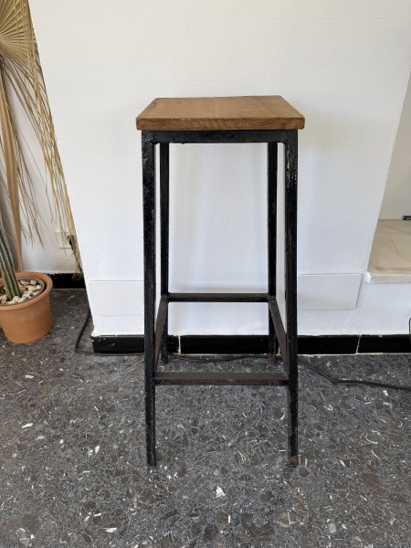 Hochwertiger Barhocker aus Metall