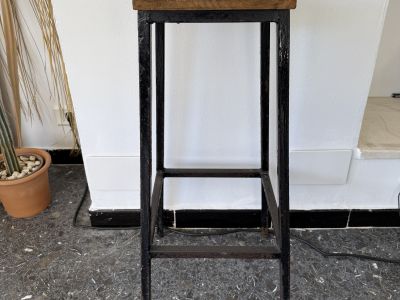 Hochwertiger Barhocker aus Metall