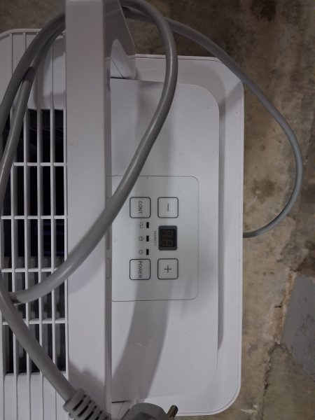 Hochwertiger Raumentfeuchter vom Midea mit Feuchtigkeits Messanzeige