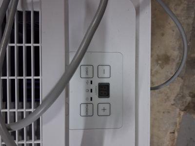 Hochwertiger Raumentfeuchter vom Midea mit Feuchtigkeits Messanzeige