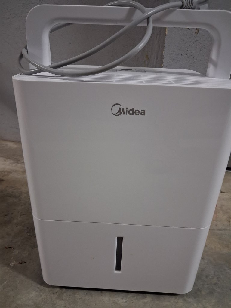 Hochwertiger Raumentfeuchter vom Midea mit Feuchtigkeits Messanzeige