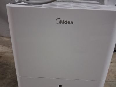 Hochwertiger Raumentfeuchter vom Midea mit Feuchtigkeits Messanzeige