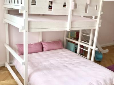 Cama alta de alta calidad 140 x 200 cm – con escalera, estante y detalles de princesa