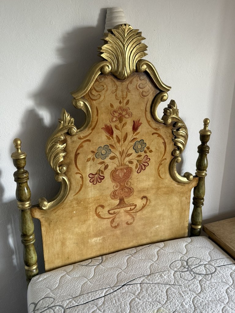Cama de madera maciza de alta calidad con mesita de noche a juego