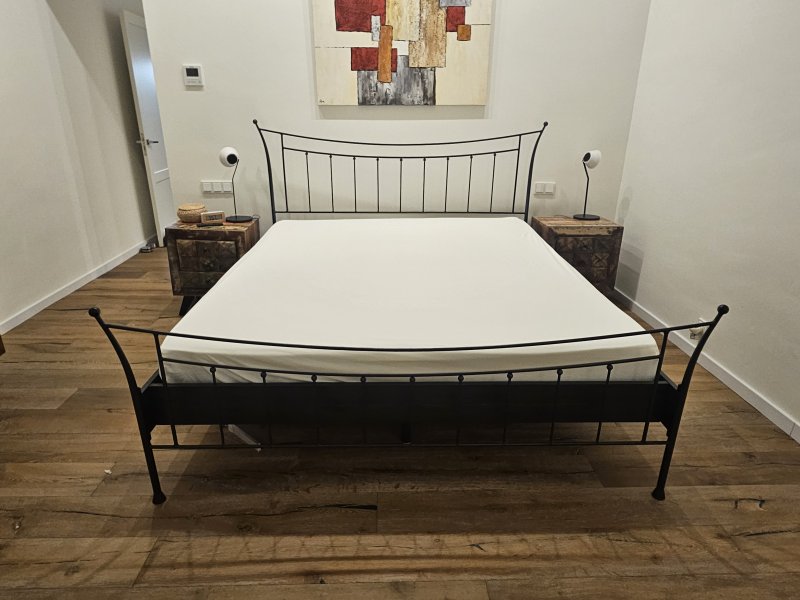 Hochwertiges Metallbett 180x200 cm inkl.  Lattenroste & Matratzen