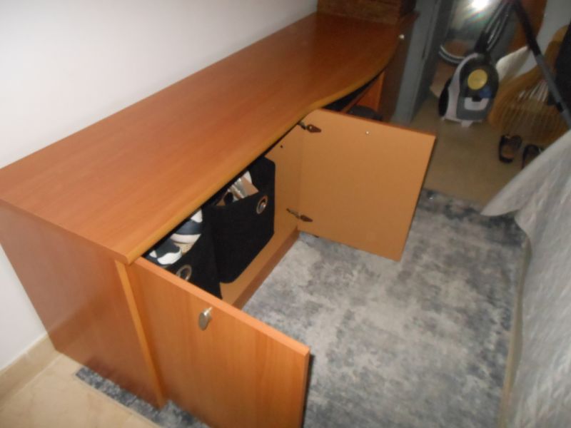 Hola , hier bieten wir wegen Wechsel ein großes Sideboard inkl. 2 passende Regale ,Spiegel an