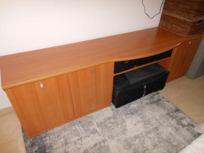Hola , hier bieten wir wegen Wechsel ein großes Sideboard inkl. 2 passende Regale ,Spiegel an