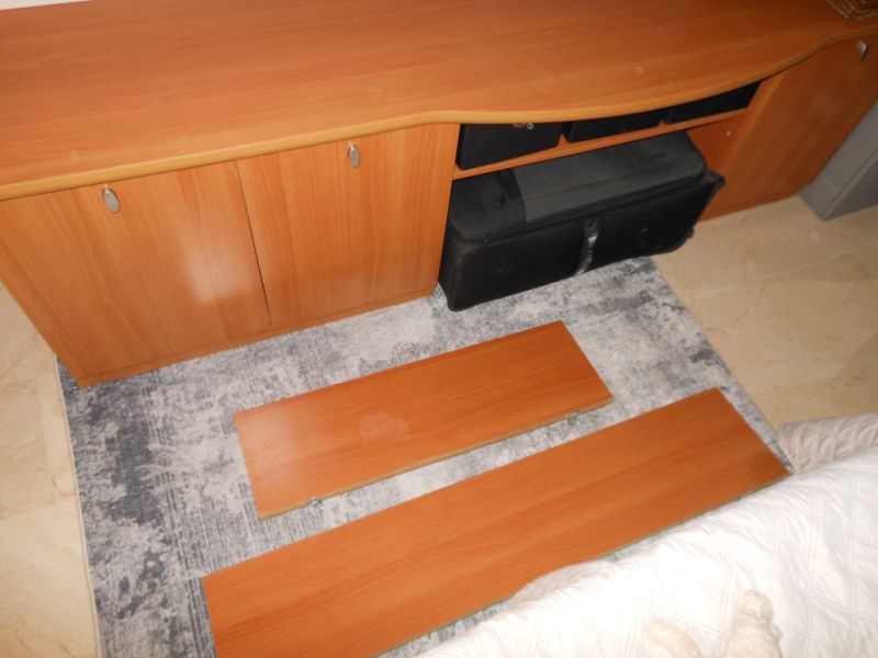 Hola , hier bieten wir wegen Wechsel ein großes Sideboard inkl. 2 passende Regale ,Spiegel an