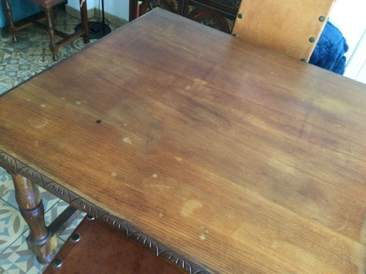 Holz Esstisch mit zwei Lederstühlen