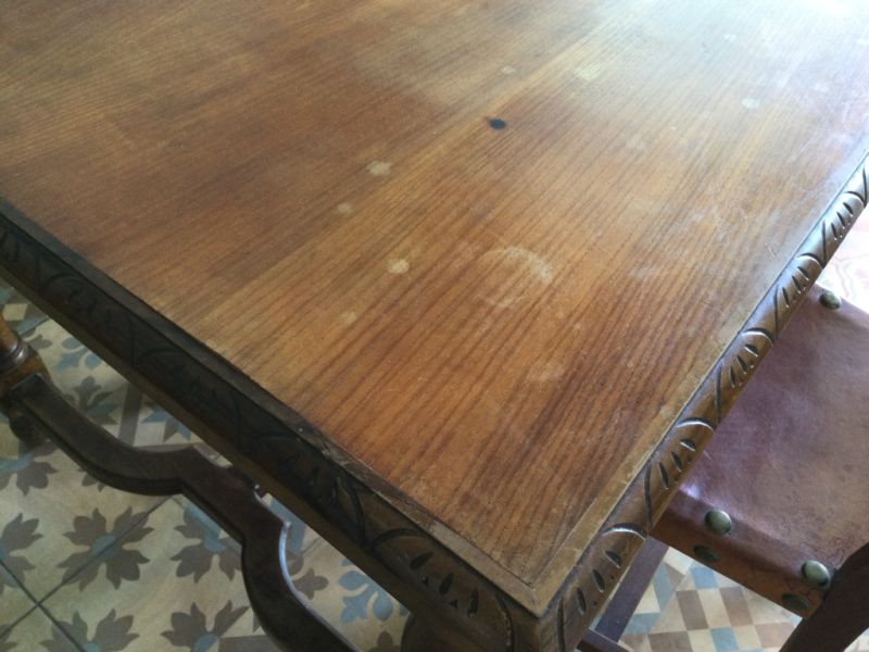 Holz Esstisch mit zwei Lederstühlen