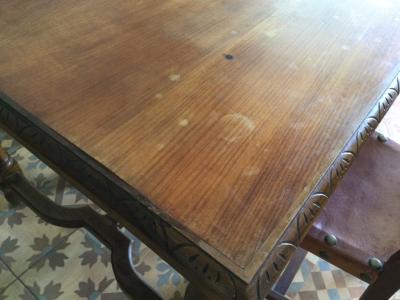 Holz Esstisch mit zwei Lederstühlen