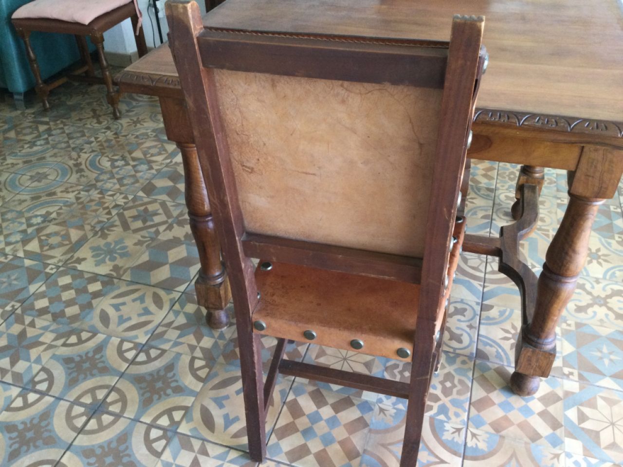 Holz Esstisch mit zwei Lederstühlen